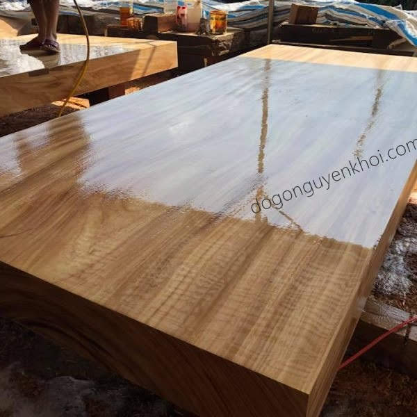 Một chiếc sập gỗ nguyên khối chất lượng thường được làm từ các loại gỗ lâu năm có độ bền cao như gỗ lim, gõ vàng, gõ đỏ, gỗ hương,...