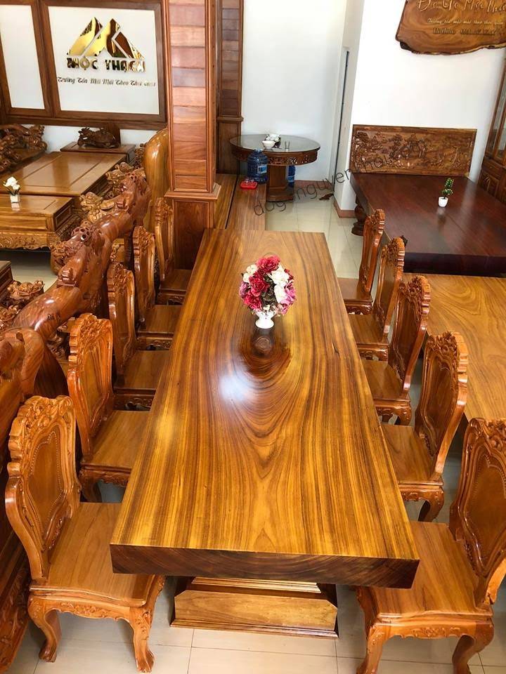 Bộ bàn gỗ nguyên khối để giúp cho không gian sống của ngôi nhà trở nên sang trọng