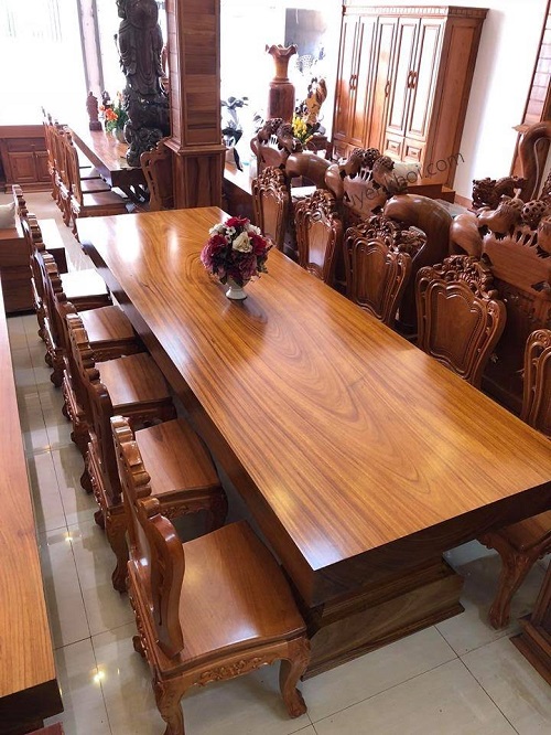 Sở hữu một bộ bàn ghế có mặt bàn gỗ nguyên khối đúng chất