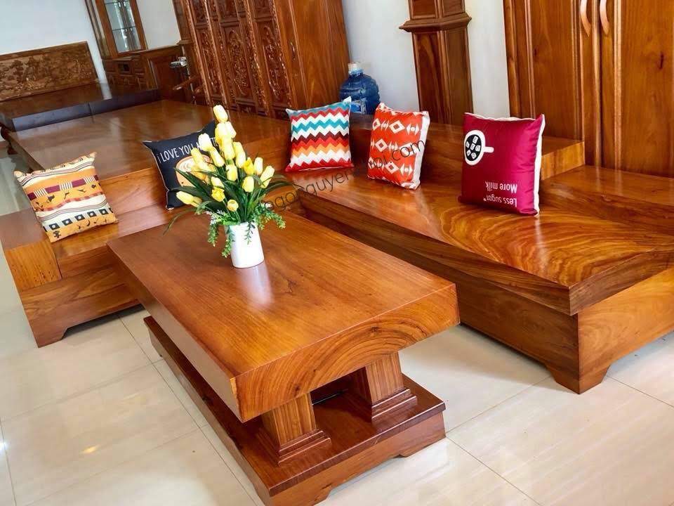 Mặc dù xu hướng nội thất hiện đại ngày càng đa dạng nhưng Sofa gỗ tự nhiên nguyên tấm vẫn được mọi người yêu thích