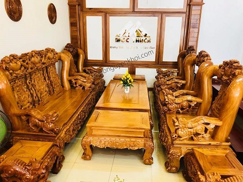 Bộ bàn ghế gỗ nguyên khối được chế tác từ những thân cây gỗ lớn, có vân đẹp nên chất gỗ đồng đều và có độ bền vượt trội