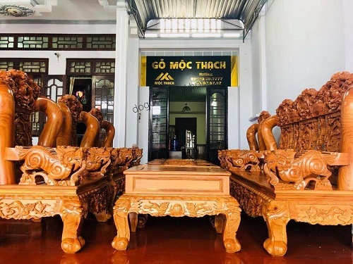 Đồ gỗ nguyên khối được sản xuất hoàn toàn từ gỗ tự nhiên nguyên khối và chỉ dùng một khối gỗ duy nhất