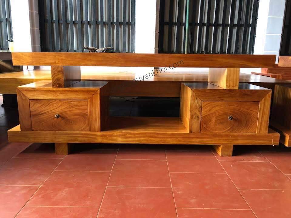 Kệ tivi gỗ nguyên khối có độ bền và độ bóng cao nên giúp cho không gian của phòng khách trở nên sang trọng và đẳng cấp hơn