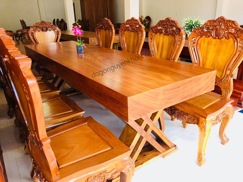 Mẫu bàn ghế gỗ nguyên khối đã mang tới sự sang trọng cũng như đẳng cấp cho ngôi nhà.