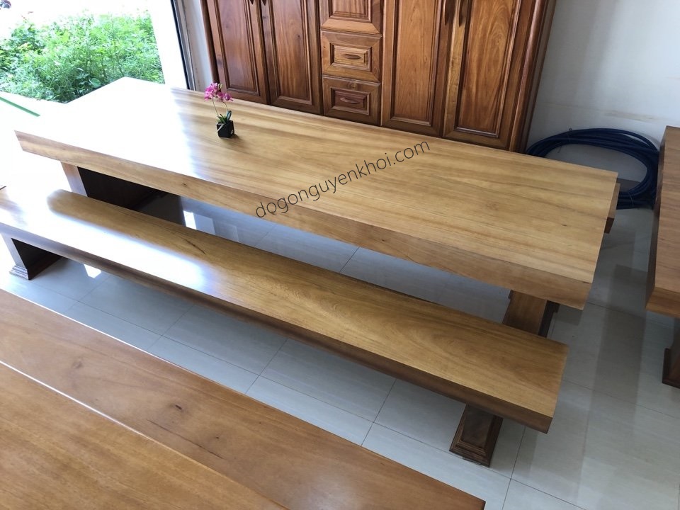 Kích thước bàn cũng ảnh hưởng đến giá bàn gỗ nguyên khối. 