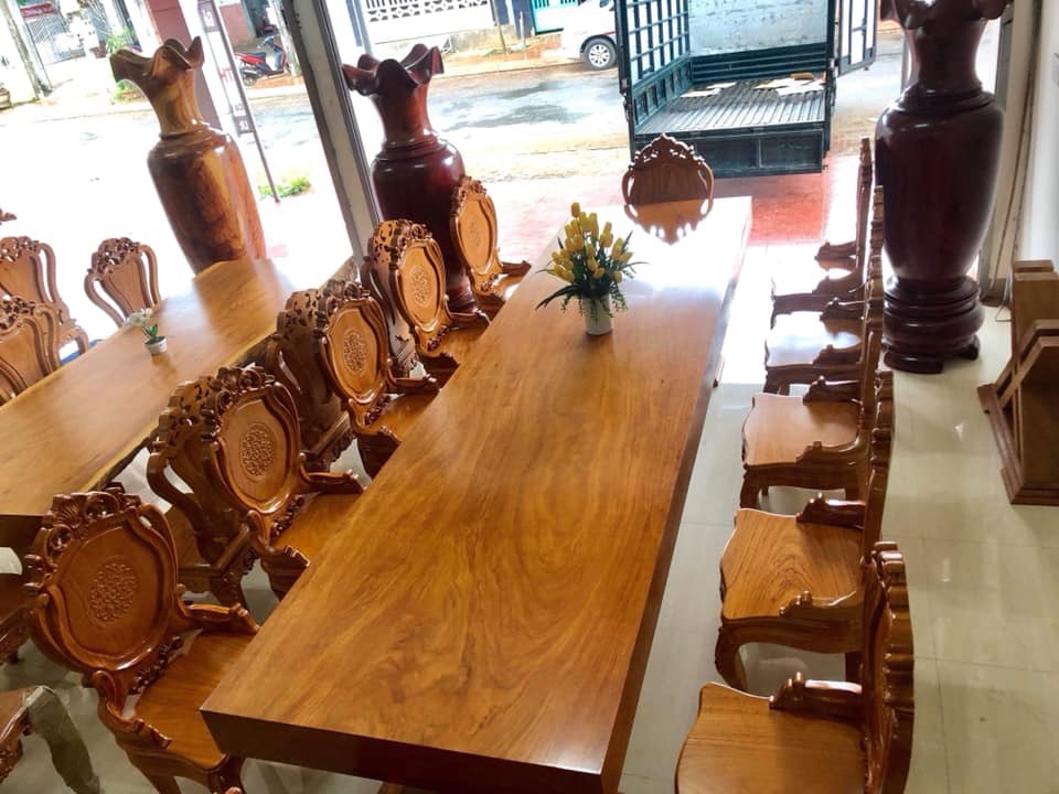 Bộ bàn ghế gỗ nguyên khối cùng ghế tựa Louis