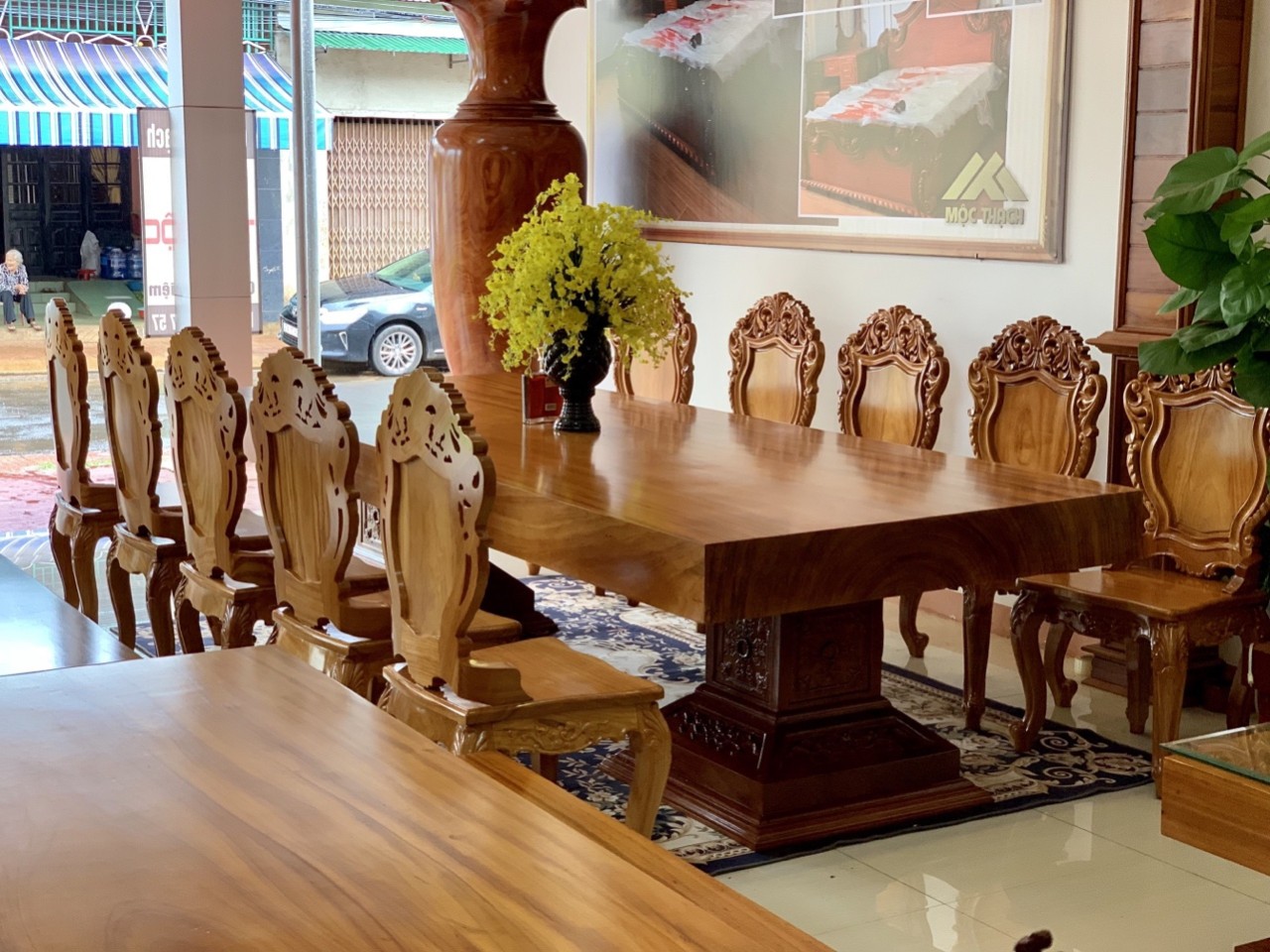 Mặt bàn gỗ nguyên khối chân chạm khắc, cùng ghế gỗ Louis
