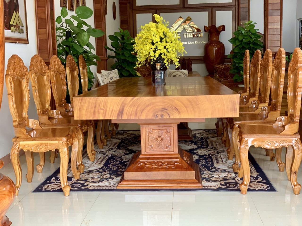Mặt bàn gỗ nguyên khối chân chạm khắc, cùng ghế gỗ Louis