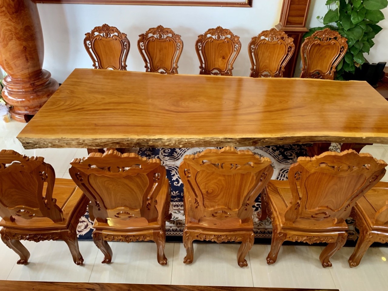 Mặt bàn gỗ nguyên khối cùng ghế gỗ Louis